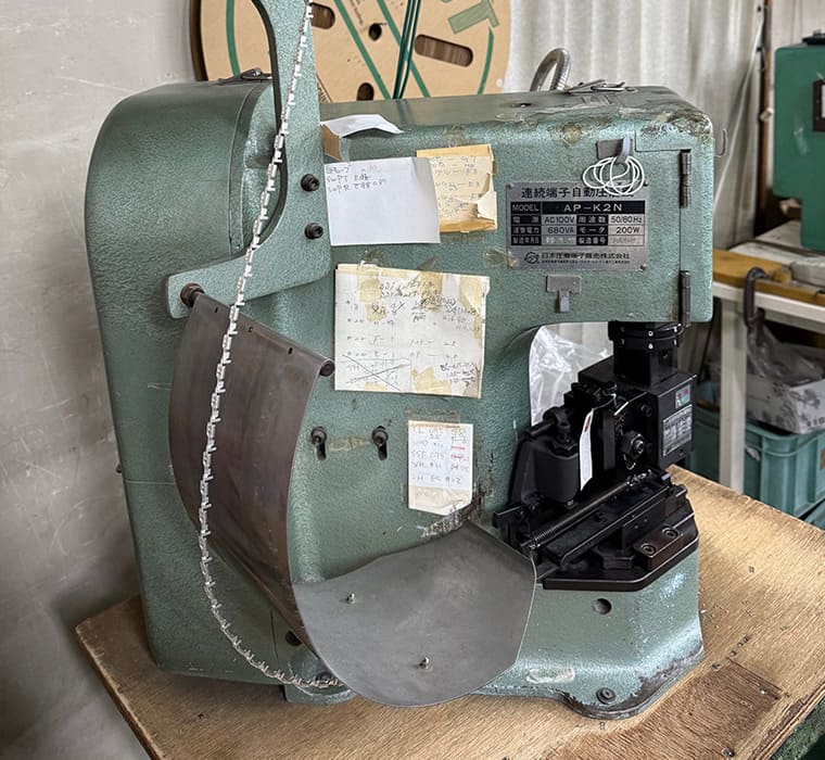 連続端子圧着機